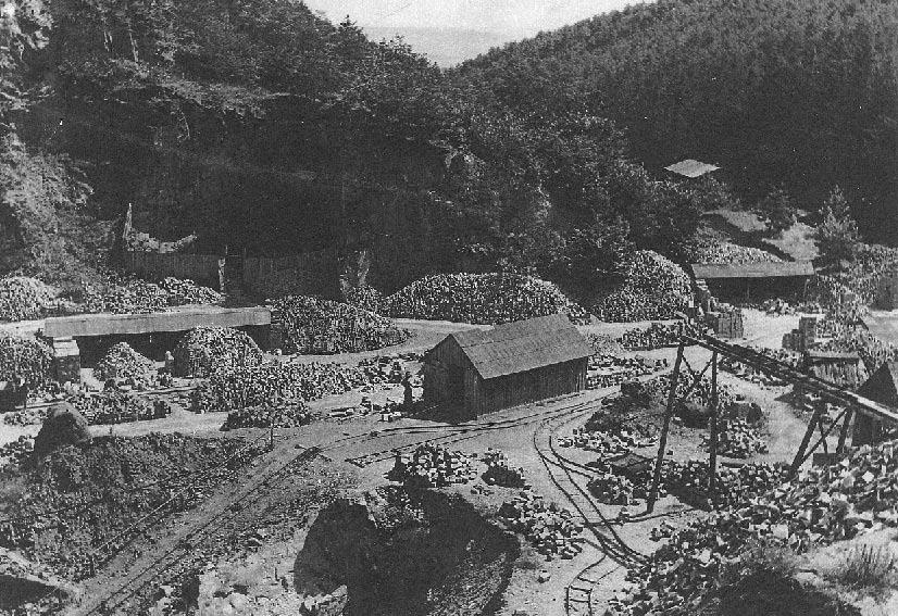 Bohužel během zvýšeného provozu na druhé jednosměrné komunikaci došlo k poškození obrubníku příčného prahu, takže v závěru září proběhla oprava.