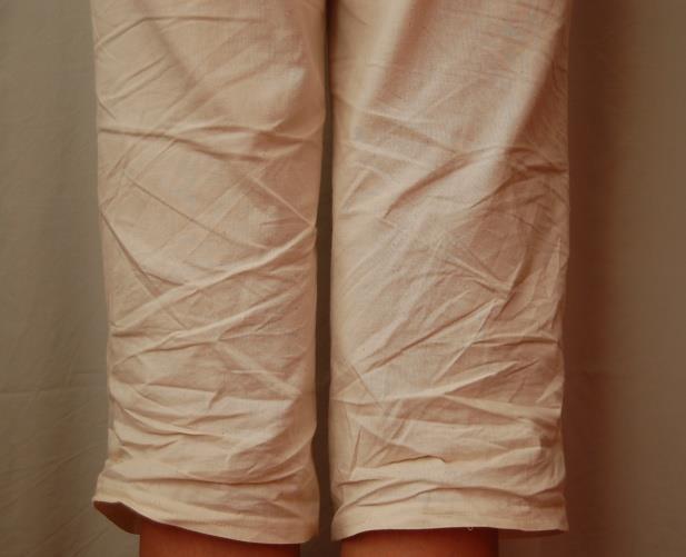 Obr. 31: Výrazné pomačkání kalhot během nošení Obr. 32: Pomačkání kalhot během nošení Dalším problémem při hodnocení může být relaxace materiálu.