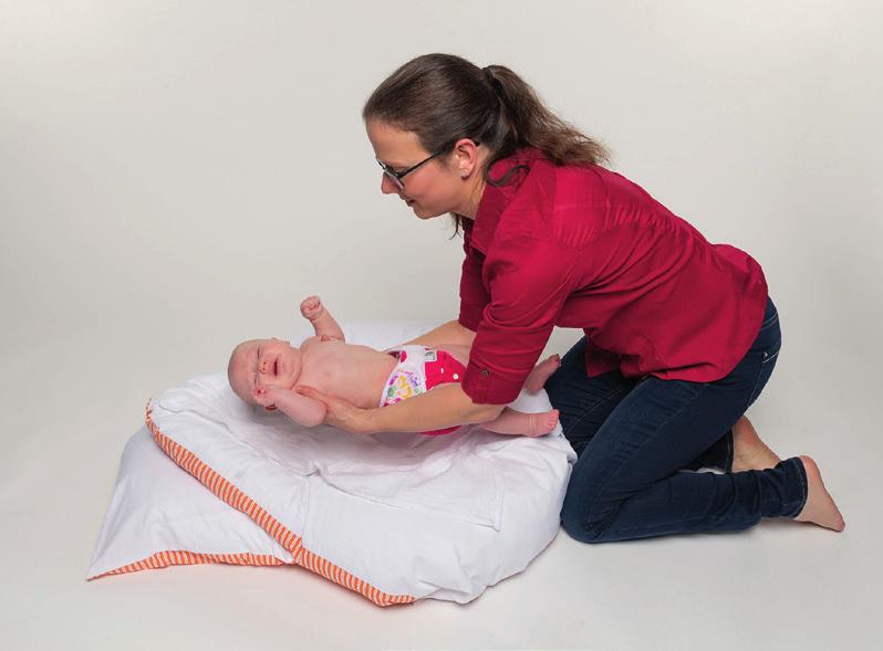 Handlingem a péčí o miminko v rámci celého dne stimulujeme dítě k zapojení svalů a jejich postupnému posilování.