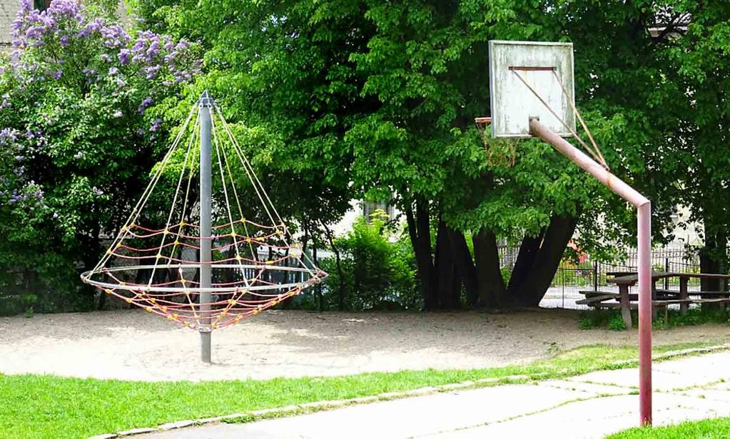 tříd a je zde umístěna školní družina, která má v současné době 6 oddělení.