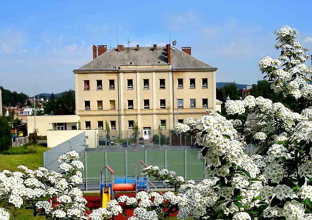 5. května 76 odloučené pracoviště Sokolí 9 Ředitelka školy Mgr.