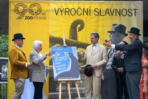 Křest knihy Zoo pro hlavní město. Zleva náměstek primátora Petr Hlubuček, autorka Hana Heráňová, a primátor hl. m. Prahy Zdeněk Hřib a ředitel Zoo Praha Miroslav Bobek.