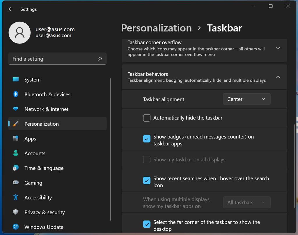 3. Vyberte záložku Taskbar (Hlavní panel) a potom povolte Automatically hide