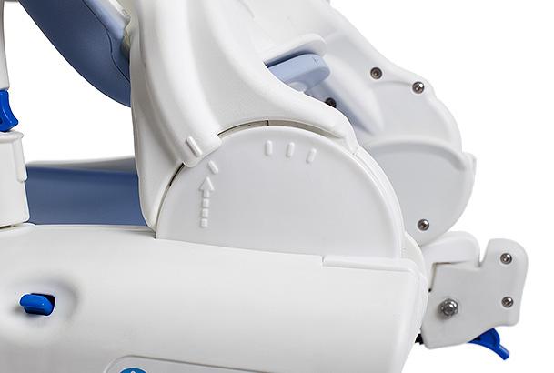 Seat depth Figure 6a: The side pieces allow for seat depth adjustment. Lift the blue latches () on both outer sides. Move both sides together to the desired seat depth and find a latched position.