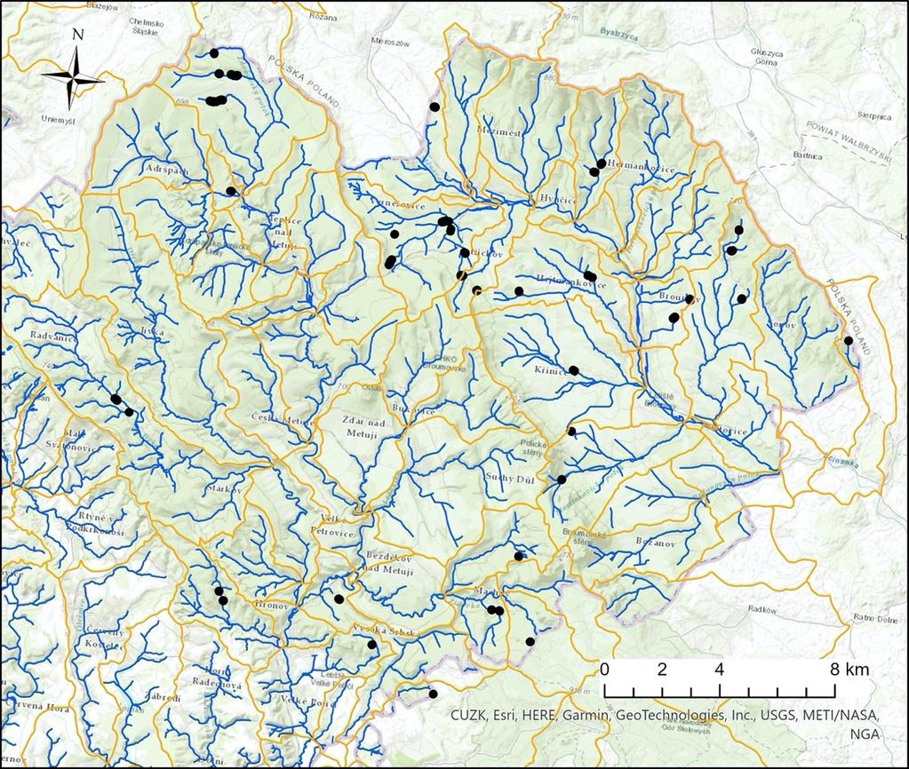 Mapa c. 4: Poloha jednotlivy ch tůní v rámci vodních toků a hranic jejich mikropovodí (rozvodnice IV. řádu). Zakroužkovány jsou skupiny tůní, ktere naleží ke stejne mu mikropovodí.