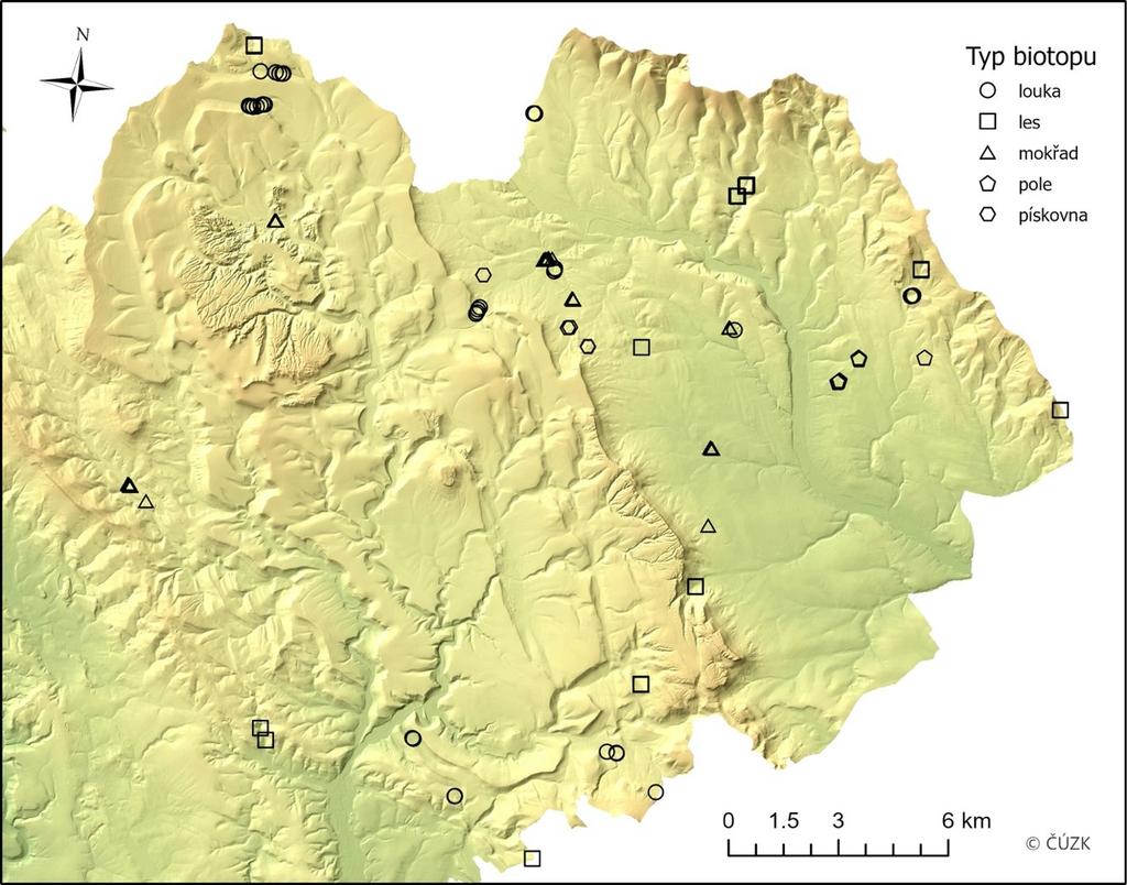 Mapa c. 4: Relie f tere nu spolu s typy biotopů jednotlivy ch tůní. Zakroužkovány jsou izolovane tůně v Broumovske kotlině (ČÚZK, 2017).