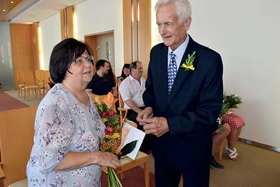 SOCIÁLNÍ OBLAST 15 Vlasta a Miroslav Kovářovi se brali ve Vizovicích v roce 1962, když jim bylo 18 a 19 let, ale pak šel manžel pracovat do Ostravy čekali rodinu, tak se museli postarat o bydlení.