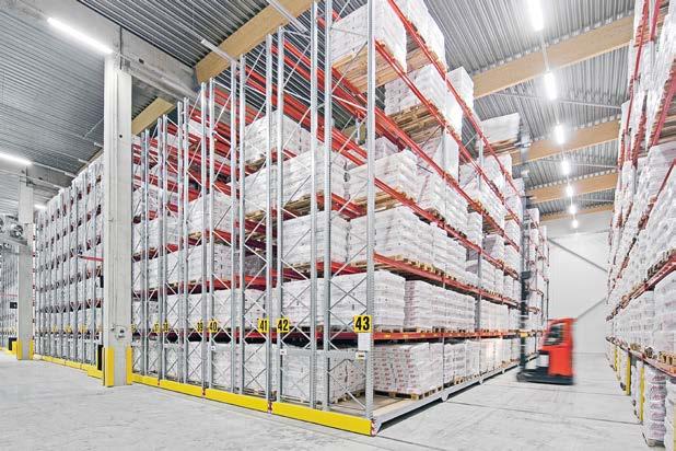 Skladování MOBILNÍ PALETOVÉ REGÁLY SE HODÍ PRO SKLADOVÁNÍ NA PRINCIPU FIFO FOTO: Dexion Díky mobilním regálům lze skladovací kapacitu rozšířit až téměř na dvojnásobek.