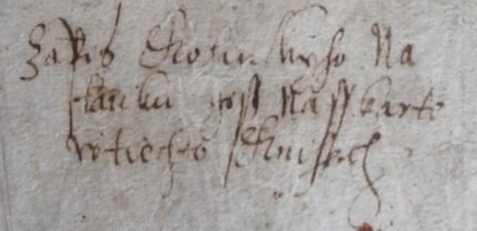 Písařská ruka C Tento krátký přípisek, který se nachází v zápatí fol. 1r, je psán výrazně mladším písmem než ostatní zápisy na tomto foliu a nespadá tedy do období přelomu 15. a 16. století.