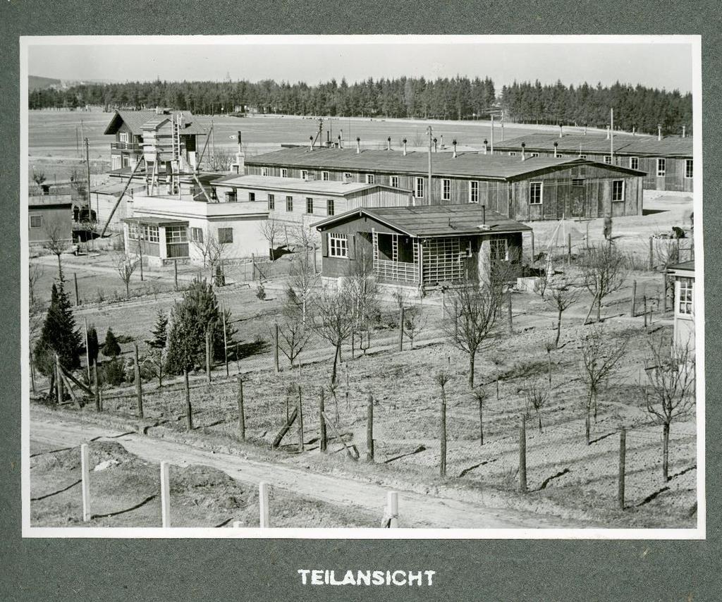 Obrázek 4: Fotografie pracovně-výchovného tábora, v pozadí