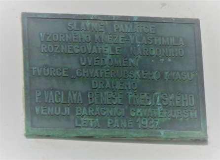 Výhled na Vltavu před námi je pěkný ale tímhle vstupem do zámku jiţ léta nikdo neprošel. V 19.