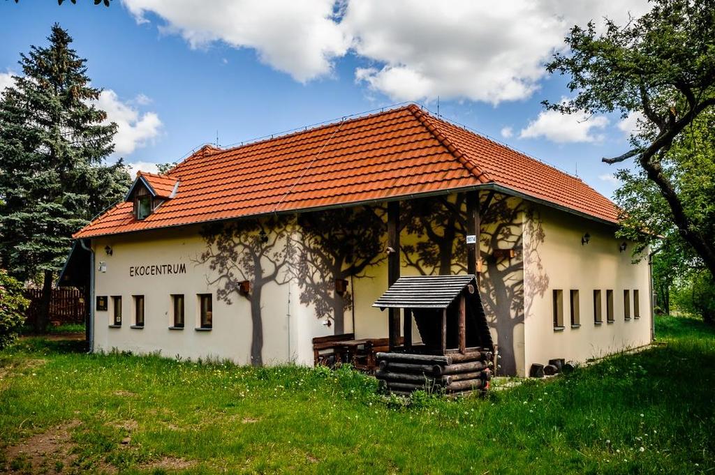 EKOCENTRUM Samostatně stojící objekt ekocentra je umístěn v klidné lokalitě mimo návštěvnicky exponované expozice.