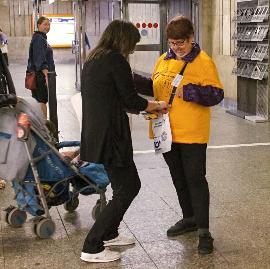 Po nás ještě přibyla spousta studentů, ale ti obvykle mají jen málo kytiček. Já jich měla 400 a kolegyně ze spolku Jarka (mohla přijet z Modřan až později) ještě 200 ks.