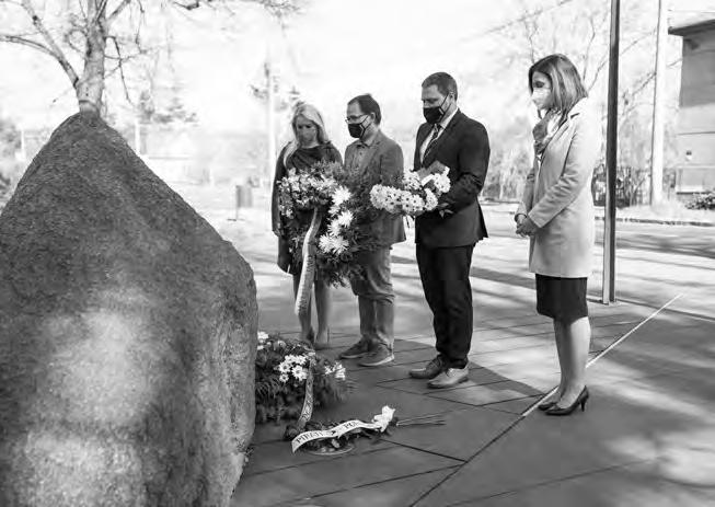 28. 4. 2021 Zástupci městského obvodu zavzpomínali u památníku na Vřesinské ulici na oběti druhé světové války 28. duben Zástupci městského obvodu i obyvatelé Poruby si připomněli 76.