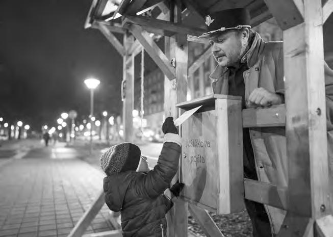 6. 12. 2021 Pošťák Štěpán pomáhal dětem během adventu zasílat dopisy Ježíškovi 14.