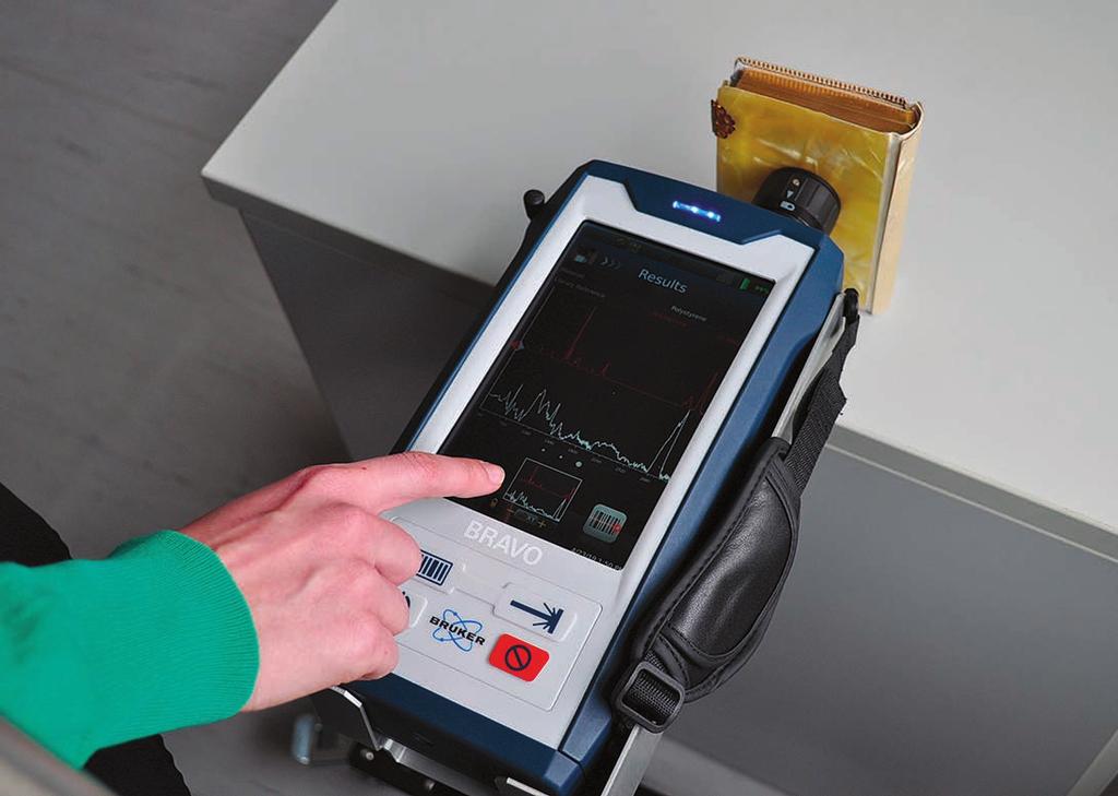 Identifikace materiálu desek knihy pomocí FTIR spektrometru. Foto: Oddělení vývoje a výzkumných laboratoří NK ČR Identifikace materiálu desek knihy pomocí Ramanova spektrometru.