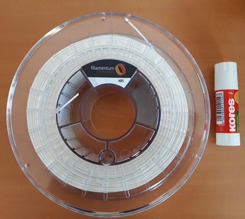 UTB ve Zlíně, Fakulta technologická 37 7 POUŽITÝ MATERIÁL Jako materiál posloužil konstrukční plast ABS od firmy Fillamentum z Hulína (Česká Republika), dodaný ve formě navinuté struny šířky 1,75 ±