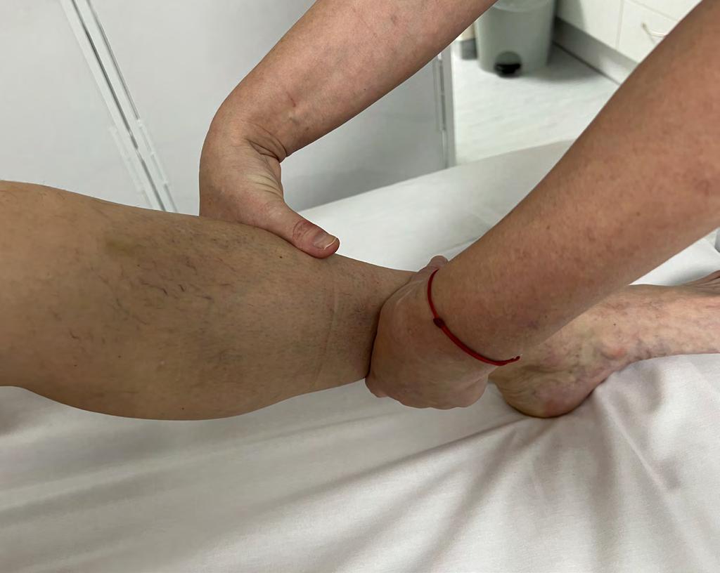 Hygienická a režimová opatření Nedílnou součástí péče o lymfedémem postiženou část těla je hygiena kůže a úprava životního stylu. Péče zahrnuje promazávání kůže nedráždivými tělovými mléky a krémy.