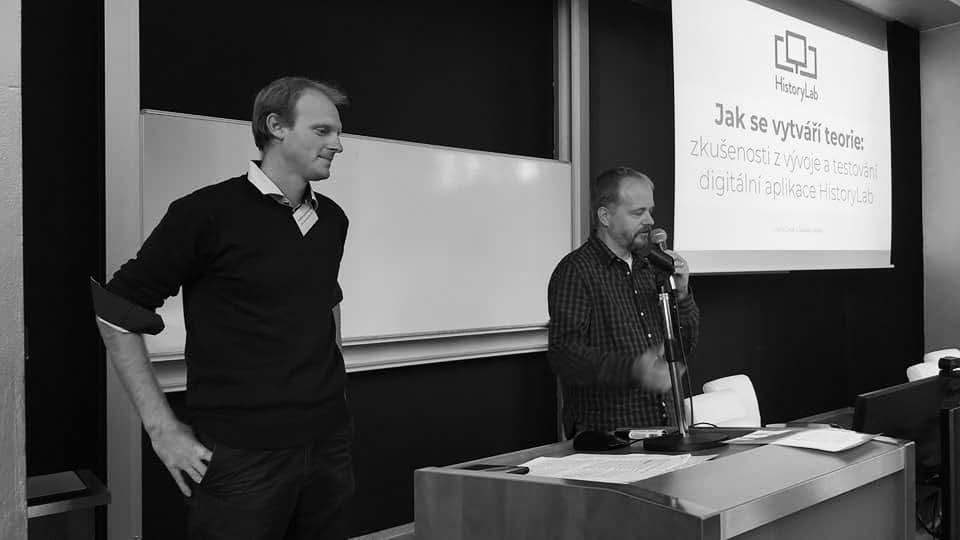 ZPRÁVY textu velkých dějin na příkladu volyňských Čechů. Následovala série příspěvků zástupců pořádající katedry historie. Dr. Miroslav Jireček společně s Dr.