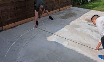 2.3.2 Příprava podkladu pro bazén Připravená plocha pro instalaci bazénu by měla být kolem dokola nejméně o 10 cm větší, než je průměr bazénu, a musí být vodorovná, bez spádu.