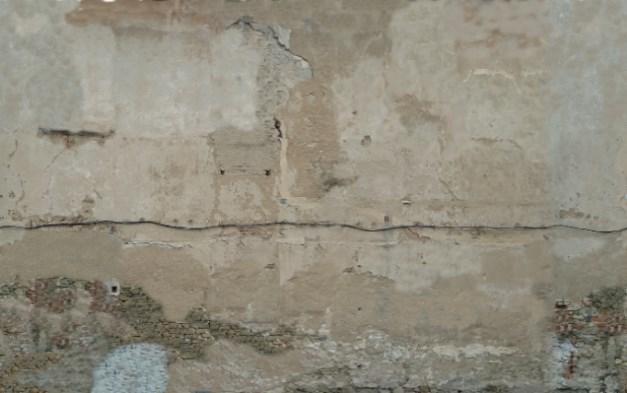 nepatřící předměty, stíny, okna či dveře. Vhodným nástrojem bylo klonování, které vybere část fotografie a následně ji překreslí na definovanou plochu (obrázek č. 24).