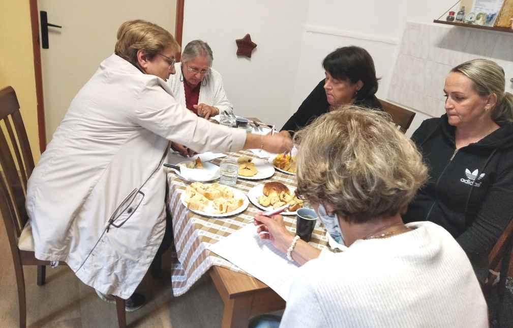 místostarostka Zita Václavíková a vedoucí kanceláře starosty paní Iva Loučková, dále obyvatelé Chrastavy a senioři z Jablonce, se kterými již několik let udržujeme vřelé přátelské vztahy.