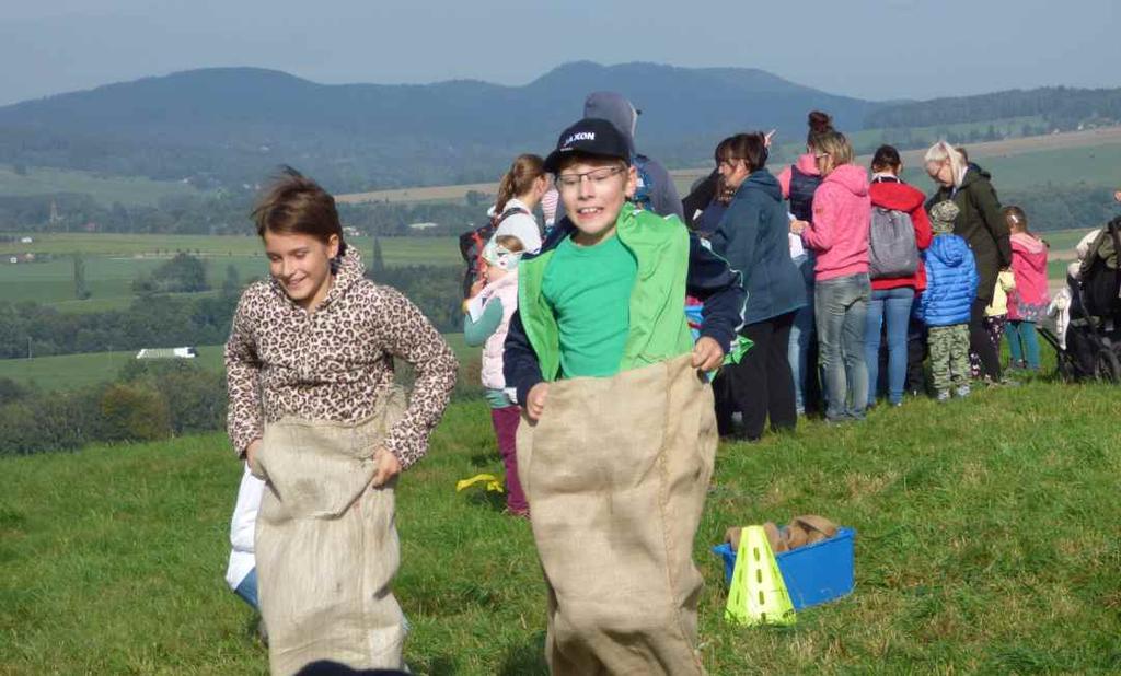 Přednášející byla Jolana Krásná, předsedkyně Asociace Comeniana, která sdružuje přes 100 různých organizací, klubů a center zaměřených na práci s dětmi a mládeží, rodinami, ale i seniory a dalšími