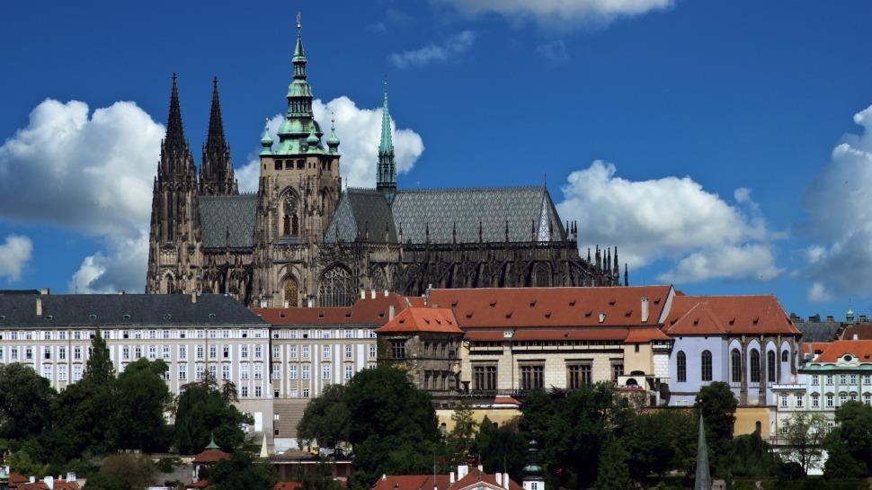 Katedrála byla přirozeně od samého počátku budována jako metropolitní chrám, který měl být, jak je výslovně napsáno v listině prvního pražského arcibiskupa Arnošta z Pardubic, matkou všech kostelů,
