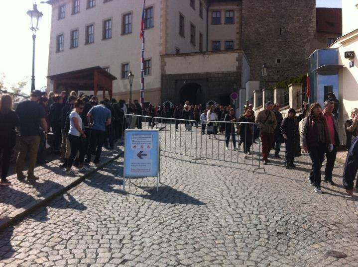 Stojím ve frontě, abych se mohla dostat do areálu Pražského hradu. Stojím zde již 10 minut. Musím říci, že je to poměrně nepříjemné.
