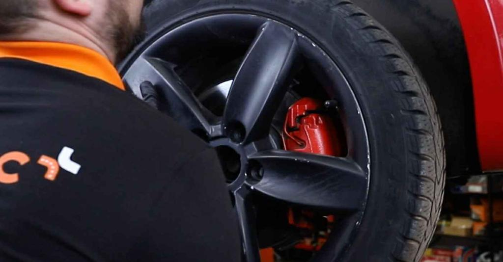 nerovností. Nezapomeňte dodatečně zajistit auto pomocí montážních podstavců. 6 Odšroubujte šrouby kol.
