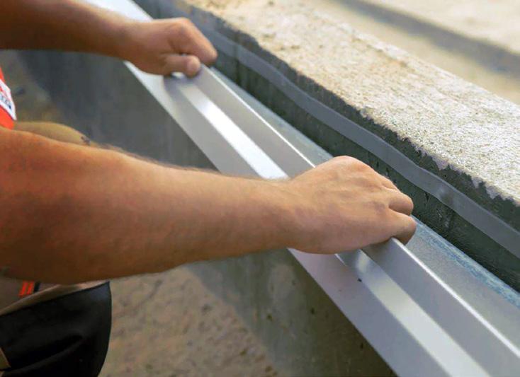 4) INSTALACE SOKLOVÉHO LEMOVÁNÍ Je třeba si uvědomit, že opláštění ze sendvičových panelů