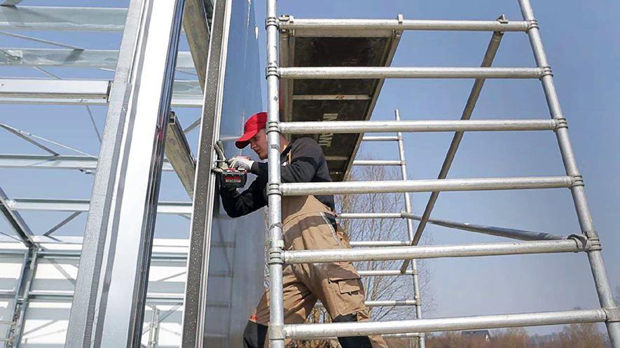 Při instalaci panelů se skrytým upevněním se doporučuje použít rozpěrky (jako