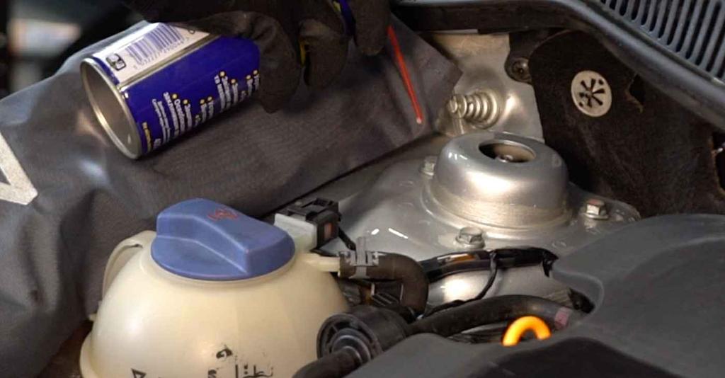 Výměna: pružiny podvozku - SKODA Fabia II Combi (545). Tip od odborníků z AUTODOC: Obě vinuté pružiny předního odpružení se musí vyměnit současně.