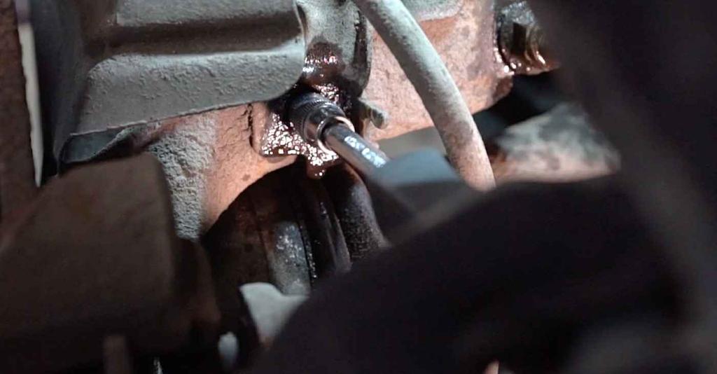 14 Odpojte brzdovou hadičku ze vzpěry tlumiče. Použijte nástavec č.12.