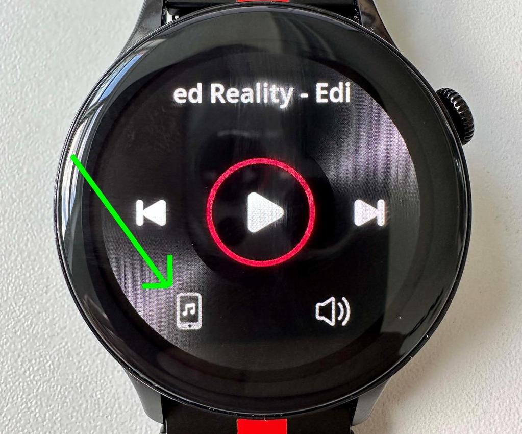 4) Nastavení zvuku z hodinek nebo telefonu? Když si v telefonu pustím Youtube nebo hudbu, zvuk mi vychází přímo z hodinek, jak to přepnu?