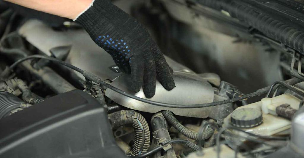 17 Nainstalujte kryt motoru a zajistěte jej. Výměna: zapalovacích svíček - PEUGEOT 307 SW (3H).