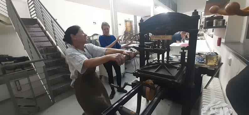 Základy technologie dřevořezu a dřevorytu (květen až červen 2022) Rozsah trvání kurzu byl 16 výukových a realizačních hodin rozdělených do čtyřhodinových bloků (4 lekcí) ve večerním