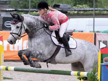 Matuška Nedělní juniorskou GP vyhrála Tina Šalková na TORO 1 (SK Oxer) Medium Tour Final (130 cm) bylo na programu v neděli před závěrečným GP a na jeho startu se seřadilo 27 dvojic.