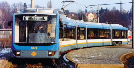 66 ENERGIE ZE VŠECH STRAN Tyristorová článková nízkopodlažní tramvaj Variobahn má nástupní plošiny jen 30 cm nad temenem kolejnic ve směru západ-východ.