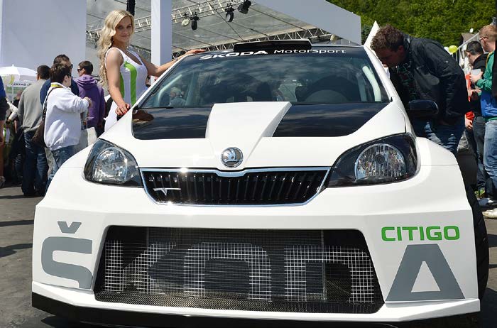 ŠKODA Citigo Malý velký vůz ŠKODA Mladí lidé, senioři nebo moderní rodiny, které si chtějí pořídit druhý nebo třetí vůz právě to jsou cílové skupiny, které ŠKODA oslovuje nejkompaktnějším vozem ze