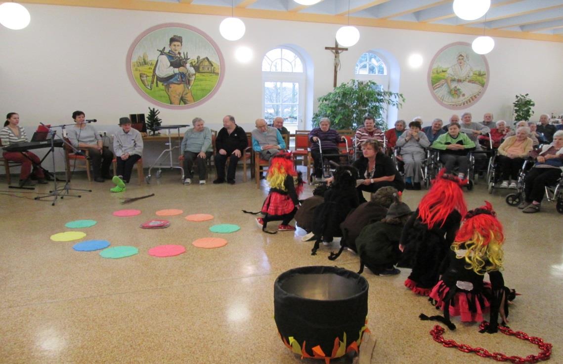 Školka začala peklem, kouzelně připravené a žáci pokračovali zpěvem, recitací i divadlem.