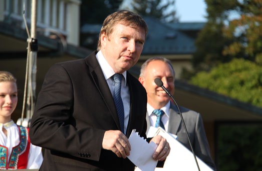 Nejprve se starosta Jeseníku nad Odrou Tomáš Machýček radoval z titulu Vesnice roku 2013, oslavoval, v obci vítal a prováděl návštěvy.