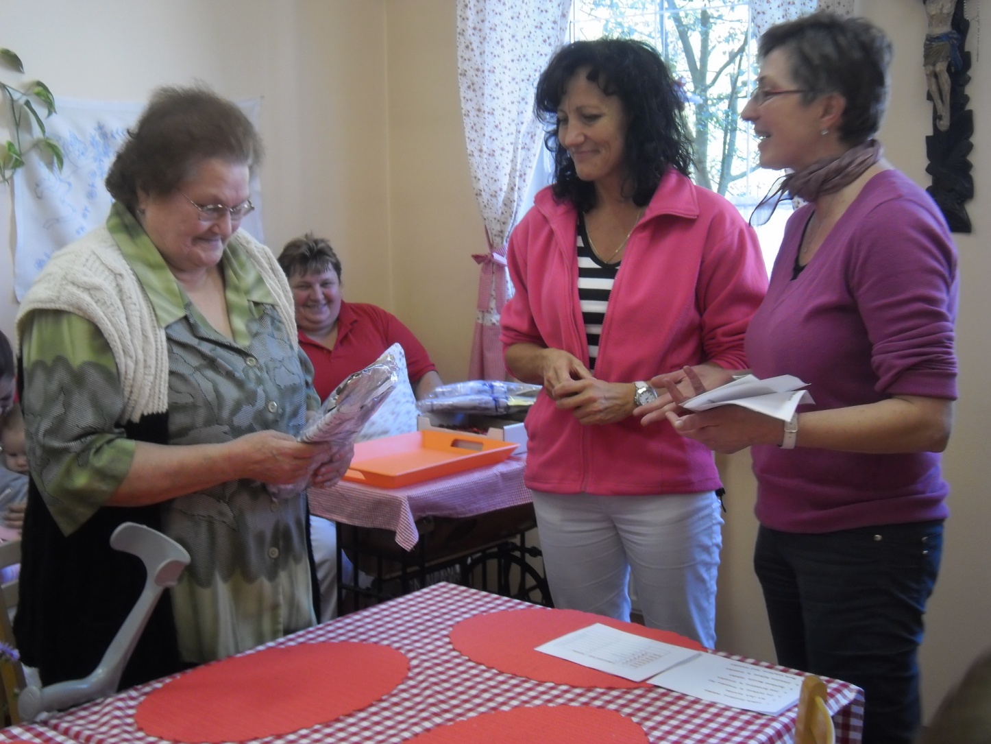 CHARITNÍ LISTY CHARITY NOVÝ HROZENKOV ročník 7 číslo 10 říjen 2014 DEN CHARITY Den otevřených dveří a Soutěž o nejlepší štrúdl Po roce jsem měla opět možnost zasedat v porotě, která všemi svými