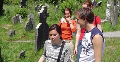 Ubytování IREDS/IREPS ubytování v hostitelské rodině zahrnuje plnou penzi obědový balíček (po-pá), plnou penzi (so,ne, svátky, prázdniny). Studenti mohou využít školních obědů, ale na vlastní náklady.