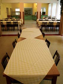 Školní jídelna - vlastní kuchyně a jídelna v areálu školy poskytuje