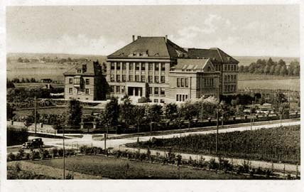 Historie školy 1919 zřízena Státní střední hospodářská škola v Opavě 1920 zahájena výuka ve státní střední hospodářské škole v prostorách Mariánského ústavu na Kylešovském kopci, správou byl pověřen