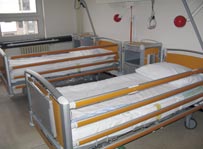 Modernizace rehabilitace ve Fakultní nemocnici Hradec Králové Projekt se zamûfiil na obnovu vybavení potfiebného pro léãebnou rehabilitaci v jednotliv ch oddûleních Fakultní nemocnice Hradec Králové.