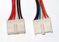 Zdroj poznáme podle toho, že je opatřen vypínačem, který spíná síťové napětí a dvojicí šesti pinových konektorů (P8 a P9) pro napájení základní desky.