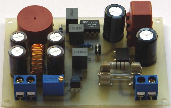 Obr. 11. Deska s plošnými spoji zdroje Obr. 12. Rozmístìní souèástek zdroje Obr. 10. Zvlnìní výstupního napìtí konu podle grafu na obr. 14.