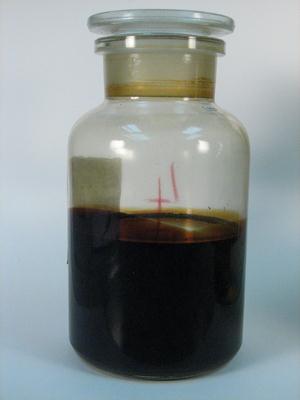 Ropa Je to hnědá až černá hořlavá kapalina s typickým zápachem, ve vodě nerozpustná, plave na hladině.